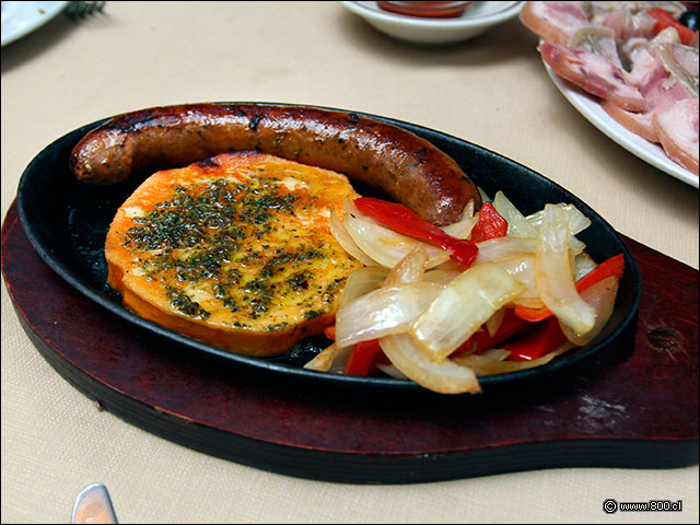 La Tabla Chillaneja, con queso provoleta a pa parrilla uy longaniza de Valdivia - Los Buenos Muchachos - Cumming